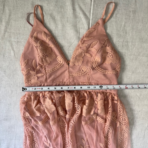 Beautiful lace open back dress - Picture 9 of 11